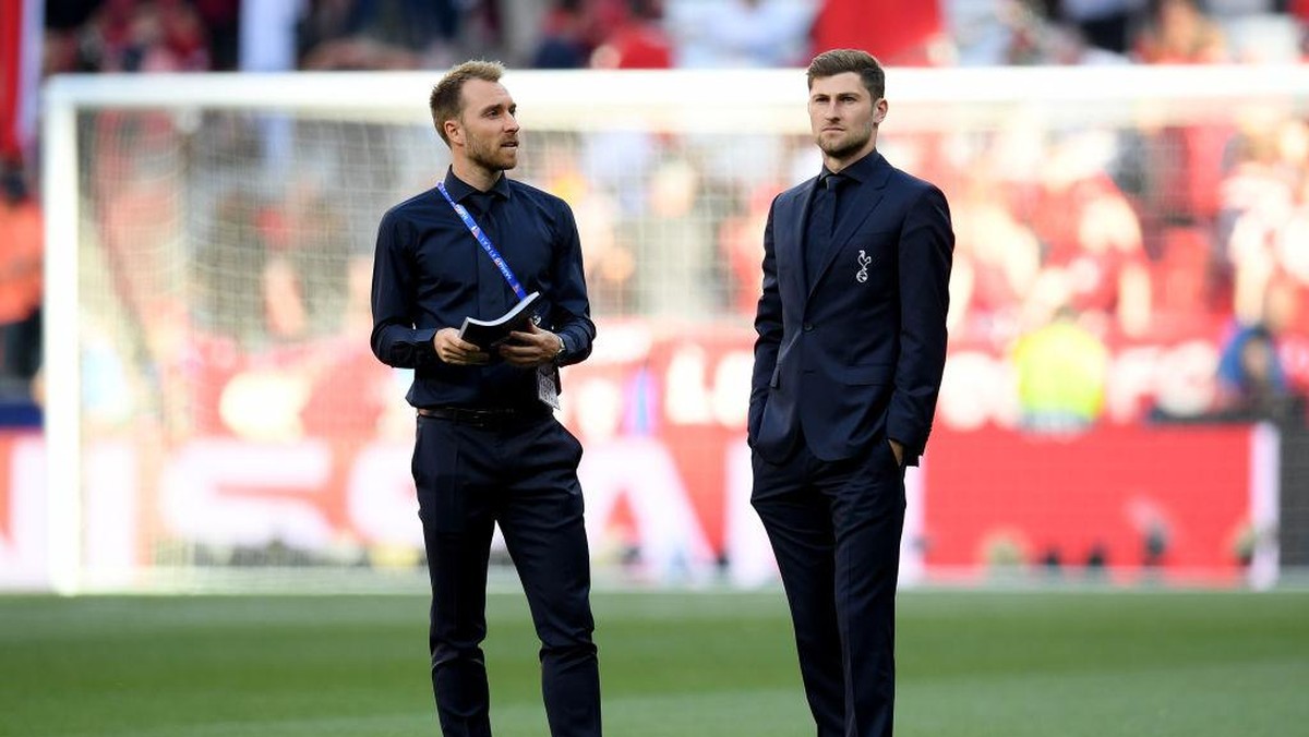 Ben Davies sempat berbincang dengan Christian Eriksen menjelang Wales vs Denmark (Foto: Getty Images/Matthias Hangst)