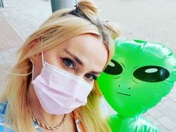 Aktris Ini Mengaku Pacaran dengan Alien Setelah Diculik Makhluk Luar Angkasa