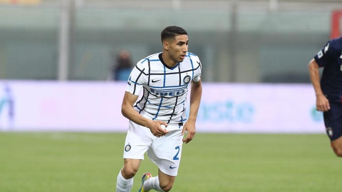 CROTONE, ITALY - MAY 01:  Achraf Hakimi of Inter during the Serie A match between FC Crotone and FC Internazionale at Stadio Comunale Ezio Scida on May 01, 2021 in Crotone, Italy. Sporting stadiums around Italy remain under strict restrictions due to the Coronavirus Pandemic as Government social distancing laws prohibit fans inside venues resulting in games being played behind closed doors.  (Photo by Maurizio Lagana/Getty Images)