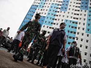 Anies Cek Tempat Isolasi COVID-19 di Rusun Nagrak Jakut