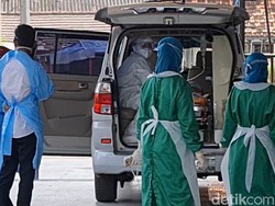 Isolasi RSUD Pati Penuh, Puluhan Pasien Antre dan Ada yang di Mobil!