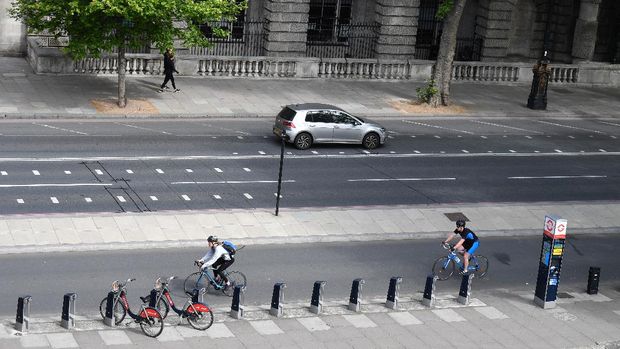 BRITAIN-HEALTH-VIRUS Cyclists travel in the cycle lane along the Embankment in central London on May 16, 2020, following an easing of lockdown rules in England during the novel coronavirus COVID-19 pandemic. - People are being asked to