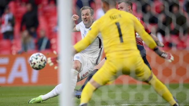 Ceko vs Inggris England's Harry Kane fires a shot during the Euro 2020 soccer championship group D match between Czech Republic and England, at Wembley stadium in London, Tuesday, June 22, 2021. (AP Photo/Laurence Griffiths, Pool)