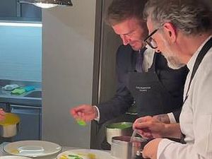 David Beckham Jadi Asisten Chef Massimo Bottura, Jago Plating Makanan! David Beckham Jadi Asisten Chef Massimo Bottura, Jago Plating Makanan!