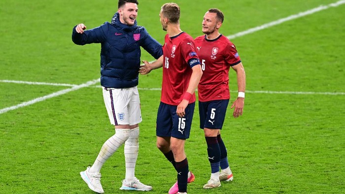 LONDON, ENGLAND - JUNE 22: Declan Rice of England interacts with Tomas Soucek of Czech Republic after the UEFA Euro 2020 Championship Group D match between Czech Republic and England at Wembley Stadium on June 22, 2021 in London, England. (Photo by Neil Hall - Pool/Getty Images)