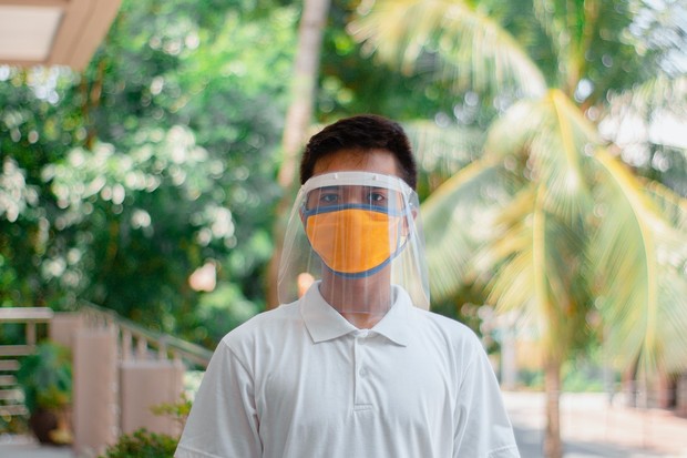 Face shield harus benar-benar menutup wajah agar percikan air tidak terhirup