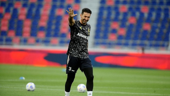 BOLOGNA, ITALY - MAY 23: Gianluigi Buffon goalkeeper of Juventus gestures during the warm up prior the beginning of  the Serie A match between Bologna FC and Juventus at Stadio Renato DallAra on May 23, 2021 in Bologna, Italy. (Photo by Mario Carlini / Iguana Press/Getty Images)