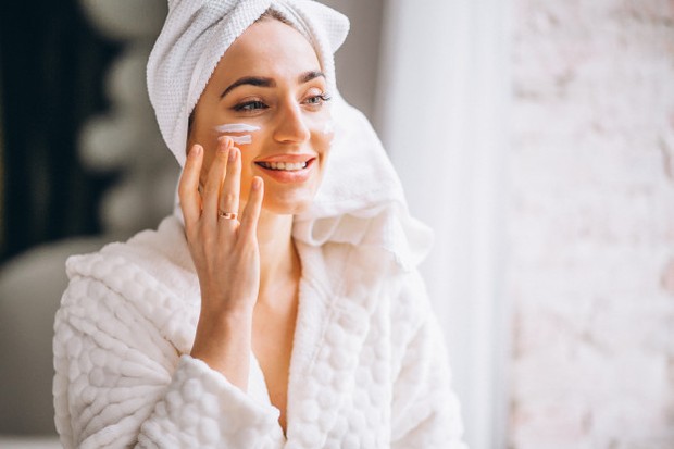 Gunakan selalu sunscreen di tahap akhir memakai skincare.