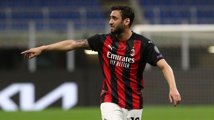 MILAN, ITALY - MARCH 18: Hakan Calhanoglu of AC Milan gestures during the UEFA Europa League Round of 16 Second Leg match between AC Milan and Manchester United at San Siro on March 18, 2021 in Milan, Italy. Sporting stadiums around Europe remain under strict restrictions due to the Coronavirus Pandemic as Government social distancing laws prohibit fans inside venues resulting in games being played behind closed doors. (Photo by Marco Luzzani/Getty Images)