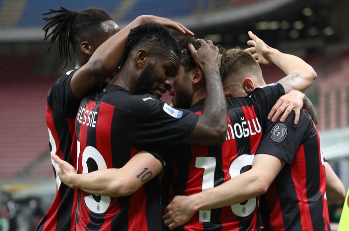 MILAN, ITALY - APRIL 21: Hakan Calhanoglu #10 of AC Milan celebrates with his team-mates after scoring the opening goal during the Serie A match between AC Milan and US Sassuolo at Stadio Giuseppe Meazza on April 21, 2021 in Milan, Italy. (Photo by Marco Luzzani/Getty Images)