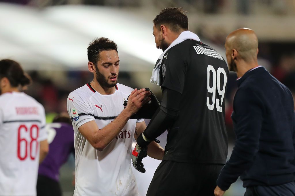 MILAN, ITALY - APRIL 21: Hakan Calhanoglu #10 of AC Milan celebrates with his team-mates after scoring the opening goal during the Serie A match between AC Milan and US Sassuolo at Stadio Giuseppe Meazza on April 21, 2021 in Milan, Italy. (Photo by Marco Luzzani/Getty Images)