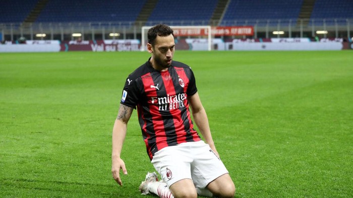 MILAN, ITALY - MAY 01: Hakan Calhanoglu of A.C. Milan celebrates after scoring their sides first goal during the Serie A match between AC Milan and Benevento Calcio at Stadio Giuseppe Meazza on May 01, 2021 in Milan, Italy. Sporting stadiums around Italy remain under strict restrictions due to the Coronavirus Pandemic as Government social distancing laws prohibit fans inside venues resulting in games being played behind closed doors.  (Photo by Marco Luzzani/Getty Images)