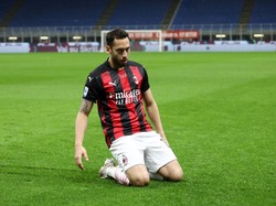 Hakan Calhanoglu Resmi Menyeberang dari Milan ke Inter