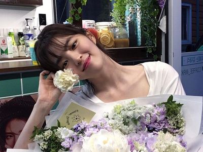 Cantiknya Han So Hee Nevertheless Saat Makan Stroberi dan Ngopi
