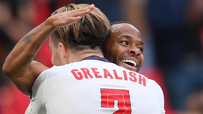 LONDON, ENGLAND - JUNE 22: Raheem Sterling of England celebrates with Jack Grealish after scoring their sides first goal during the UEFA Euro 2020 Championship Group D match between Czech Republic and England at Wembley Stadium on June 22, 2021 in London, England. (Photo by Laurence Griffiths/Getty Images)