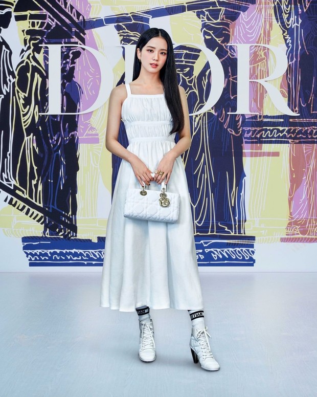 Intip Penampilan Jisoo BLACKPINK Gunakan Koleksi Dior Cruise 2022