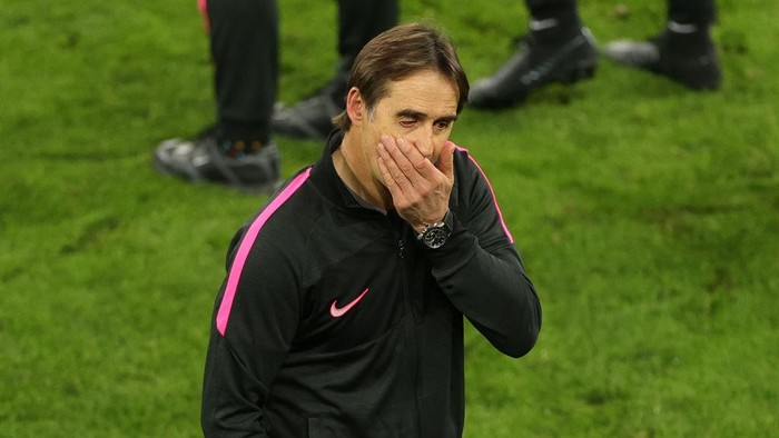 DORTMUND, GERMANY - MARCH 09: Julen Lopetegui, Head Coach of Sevilla looks dejected after the UEFA Champions League Round of 16 match between Borussia Dortmund and Sevilla FC at Signal Iduna Park on March 09, 2021 in Dortmund, Germany. Sporting stadiums around Germany remain under strict restrictions due to the Coronavirus Pandemic as Government social distancing laws prohibit fans inside venues resulting in games being played behind closed doors. (Photo by Friedemann Vogel - Pool/Getty Images)