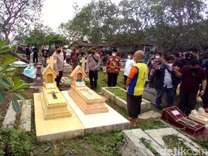 Warga Kerja Bakti Perbaiki Makam yang Dirusak Sekelompok Bocah di Solo Warga Kerja Bakti Perbaiki Makam yang Dirusak Sekelompok Bocah di Solo