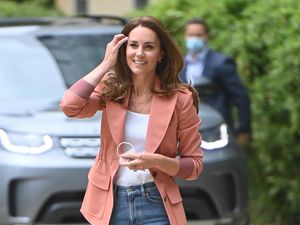 Kate Middleton dan Pangeran Charles Absen di Peresmian Patung Putri Diana Kate Middleton dan Pangeran Charles Absen di Peresmian Patung Putri Diana