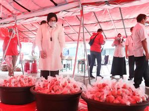 Kemensos Bagikan Telur Matang, Risma: Kalau Mentah Berisiko Pecah