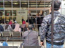 Pengunjung Melonjak, Kerumunan Terjadi di Labkes Dinkes Bandung