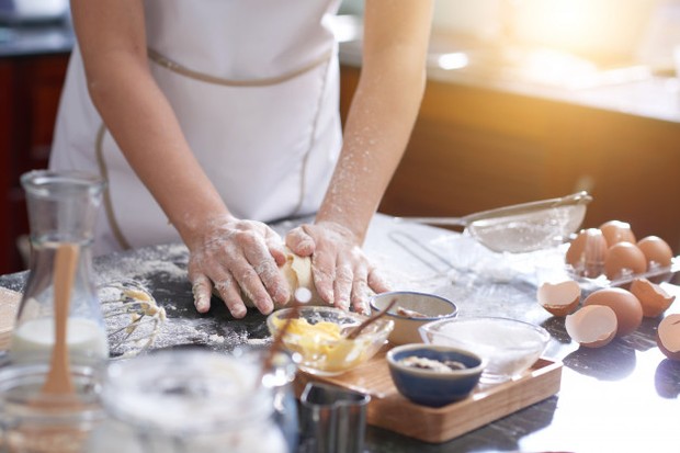 Kesalahan memasak dengan mencicipin adonan mentah.