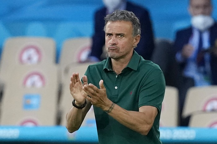 Luis Enrique Spain's manager Luis Enrique applauds during the Euro 2020 soccer championship group E match between Spain and Poland at La Cartuja stadium in Seville, Spain, Saturday, June 19, 2021. (AP Photo/Thanassis Stavrakis, Pool)