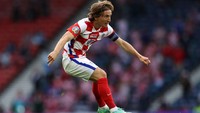 Di usia 37 tahun, Luka Modric masih tampil kinclong di klub dan timnas Kroasia. Tapi sukar membayangkan ia masih bisa main di Piala Dunia empat tahun mendatang. Foto: (Getty Images/Lee Smith - Pool)