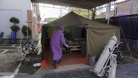 Potret Pasien COVID-19 Terpaksa Dirawat di Tenda Darurat