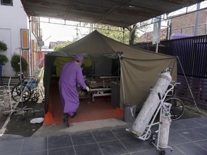 Potret Pasien COVID-19 Terpaksa Dirawat di Tenda Darurat Potret Pasien COVID-19 Terpaksa Dirawat di Tenda Darurat