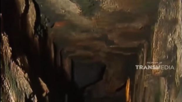 Penampakan Rumah Ki Joko Bodo Ki Joko Bodo salah satu paranormal terkenal di Indonesia memiliki rumah yang unik dan beda dari yang lain. Yuk lihat penampakannya!