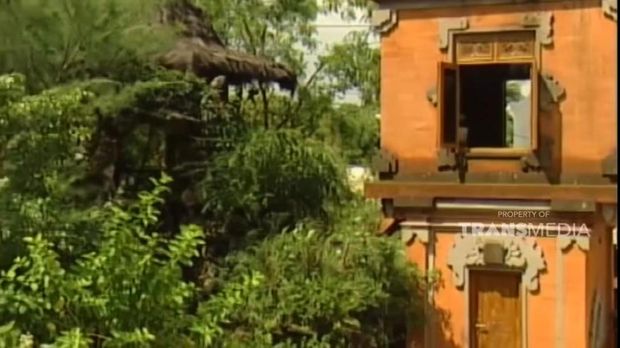 Ki Joko Bodo salah satu paranormal terkenal di Indonesia memiliki rumah yang unik dan beda dari yang lain. Yuk lihat penampakannya!