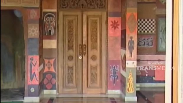 Penampakan Rumah Ki Joko Bodo Ki Joko Bodo salah satu paranormal terkenal di Indonesia memiliki rumah yang unik dan beda dari yang lain. Yuk lihat penampakannya!