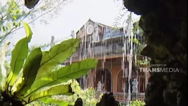 Penampakan Rumah Ki Joko Bodo Ki Joko Bodo salah satu paranormal terkenal di Indonesia memiliki rumah yang unik dan beda dari yang lain. Yuk lihat penampakannya!