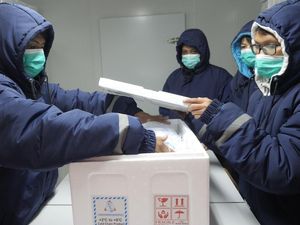 Kisah 8 Srikandi Nakes, 42 Hari Kawal Vaksin ke Kilang LNG di Papua