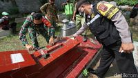 Masyarakat Bantu Perbaiki Makam yang Dirusak Bocah Solo