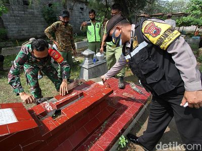 Masyarakat Bantu Perbaiki Makam yang Dirusak Bocah Solo