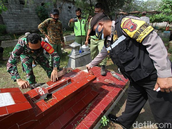 Masyarakat Bantu Perbaiki Makam yang Dirusak Bocah Solo
