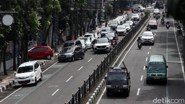 Rapid Antigen Drive Thru di Bandung Bikin Macet