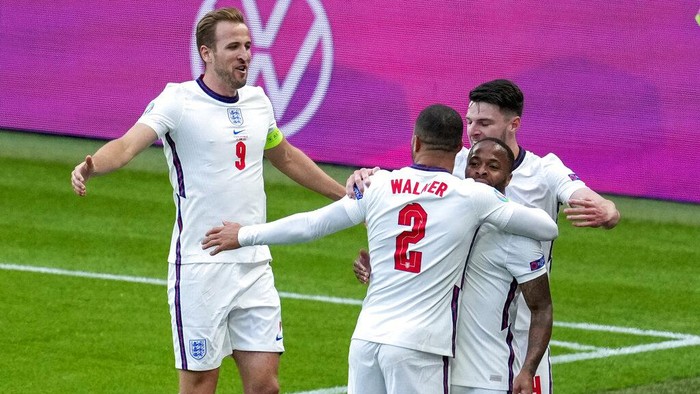 Englands Raheem Sterling, second right, is congratulated by teammates Declan Rice, right, and Kyle Walker and Harry Kane, left, after scoring his teams first goal during the Euro 2020 soccer championship group D match between the Czech Republic and England at Wembley stadium, London, Tuesday, June 22, 2021.(AP Photo/Matt Dunham,Pool)