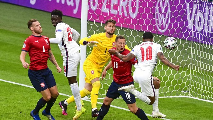 Englands Raheem Sterling, right, scores his teams first goal during the Euro 2020 soccer championship group D match between the Czech Republic and England at Wembley stadium, London, Tuesday, June 22, 2021. (Neil Hall/Pool Photo via AP)