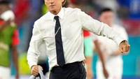 Selepas pertandingan, Mancini suka menenteng jasnya (Getty Images/Claudio Villa)