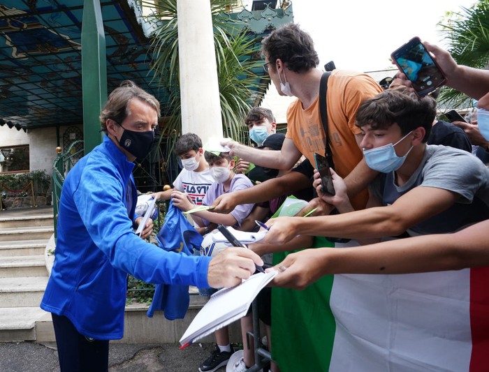 ROME, ITALY - JUNE 19: Head coach Italy Roberto Mancini signs autographs for fans before the Italy Training Session ahead of the UEFA Euro 2020 Group A match between Italy and Wales at Olimpico Stadium on June 19, 2021 in Rome, Italy. (Photo by Claudio Villa/Getty Images)