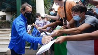 Roberto Mancini pun dekat dengan fans. Beberapa kali, dia memberi tanda tangan kepada fans yang datang ke hotel tempat Timnas Italia bermalam (Getty Images/Claudio Villa)