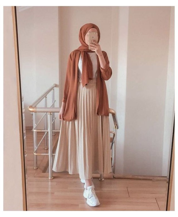 Ide Padu Padan OOTD dengan Rok Plisket