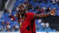 Romelu Lukaku terpilih mengisi posisi penyerang tengah. Cukup menimbulkan perdebatan, mengingat jumlah golnya kalah dari Patrik Schick dan Cristiano Ronaldo. Namun empat golnya selama turnamen juga krusial terhadap perjalanan Belgia hingga perempatfinal. Foto: (Getty Images/Evgenia Novozhenina - Pool)