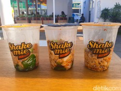 Kekinian! Menyantap Mie Mala Pedas dalam Gelas