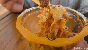 Cicip Mie Mala Pedas Nyengat dalam Gelas yang Harus Dikocok Dulu