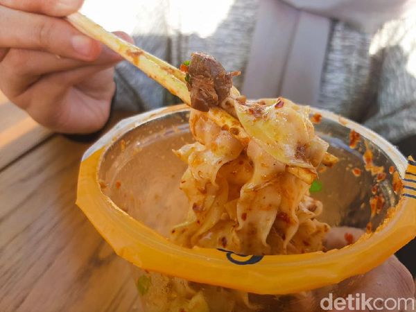 Cicip Mie Mala Pedas Nyengat dalam Gelas yang Harus Dikocok Dulu