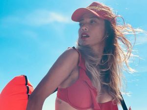 Shanty Paredes Seksi Jadi Lifeguard ala Baywatch